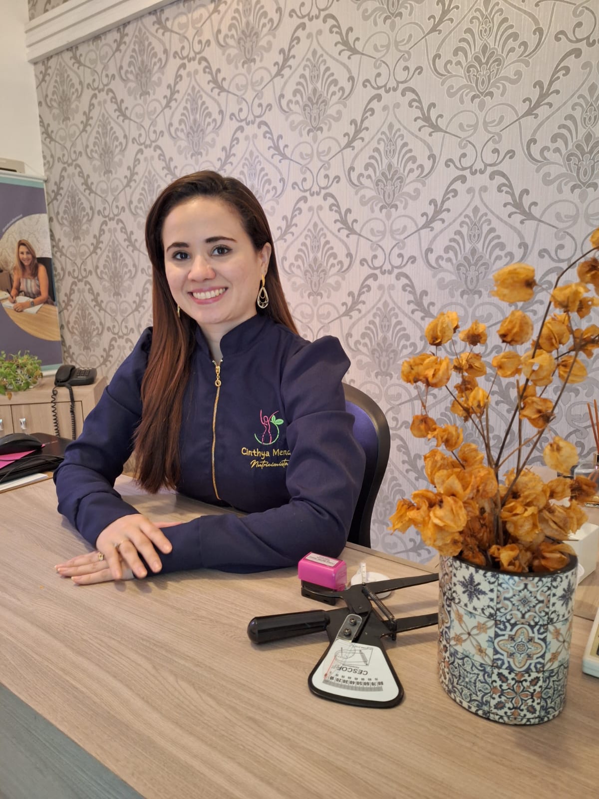 Cinthya conversando com uma paciente durante a consulta